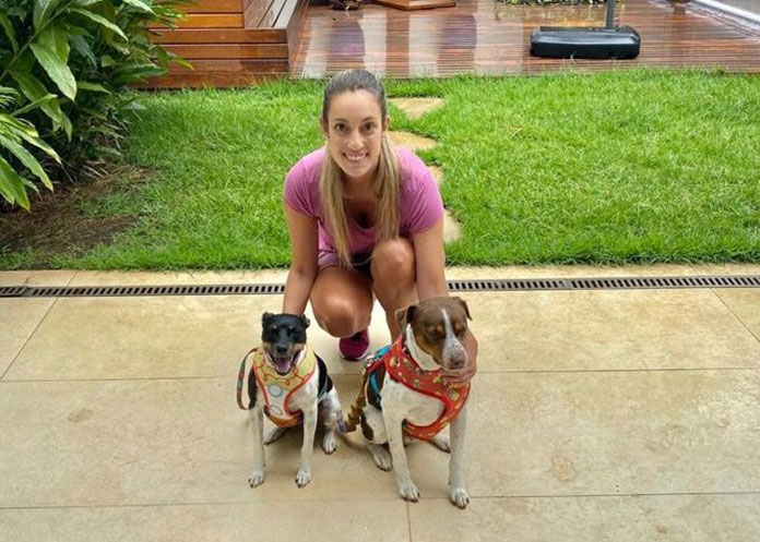 Carolina Botelho com os cães Dingo e Cacau