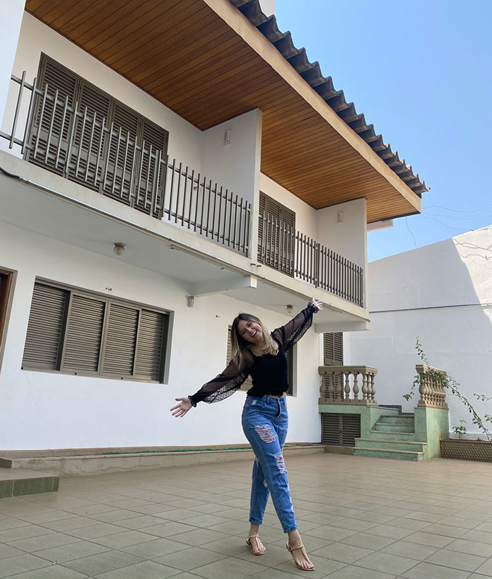 Empresária e influencer Júlia Galvão posa em frente ao novo espaço da Ambrô antes do retrofit