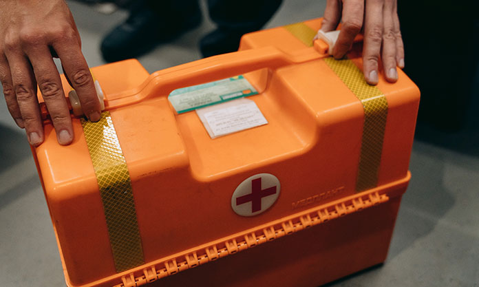 Paramédica em Londres ensina passo a passo para ajudar em uma crise convulsiva