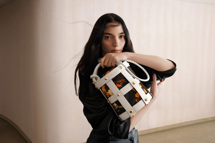 Mariacarla Boscono apresenta a Cage Bag da Salvatore Ferragamo