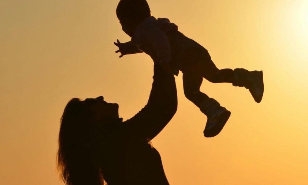 O lado B da maternidade: como fica e quem cuida da saúde mental da mãe?