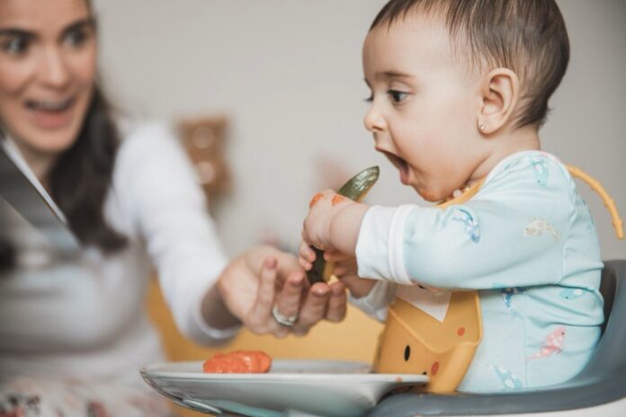 No Dia Mundial da Alimentação, pesquisa revela que 4 em cada 10 pediatras ainda dão orientações desatualizadas sobre introdução alimentar