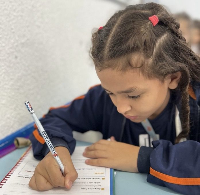 Por que ensinar letra cursiva ainda é essencial para o futuro das crianças?