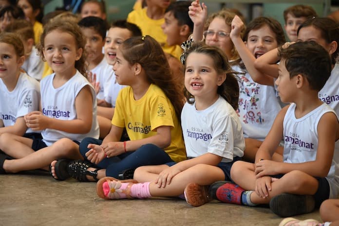 Choro na porta da escola é normal? Especialista explica como funciona a adaptação infantil no início das aulas