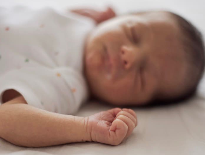 Dormir de barriga para cima reduz risco de morte súbita, mas exige atenção ao formato do crânio do bebê; veja como prevenir